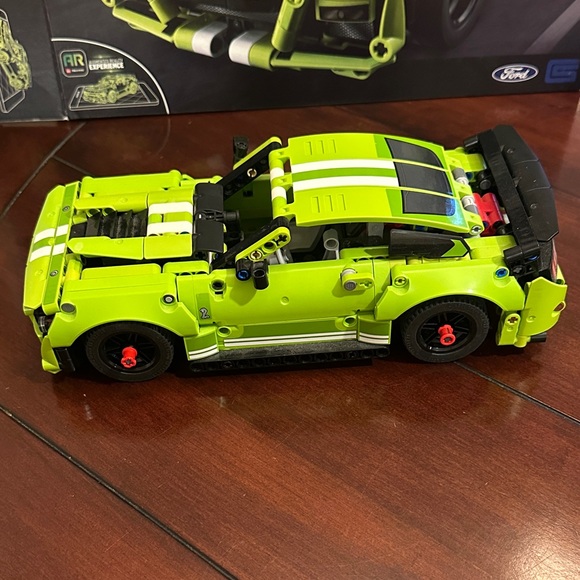 LEGO Technic Ford Mustang Shelby GT500 Set # 42138 - Picture 3 of 14